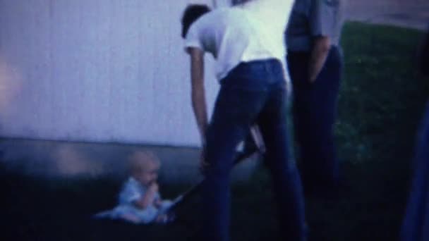 Baby zittend op kolen schop trok rond de werf door vader — Stockvideo
