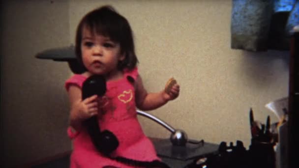 Κορίτσι παίζει με τηλέφωνο στο γραφείο — Αρχείο Βίντεο