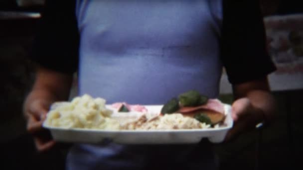 Chłopak lizanie jego usta przewidywanie jedzenie talerz z jedzeniem — Wideo stockowe