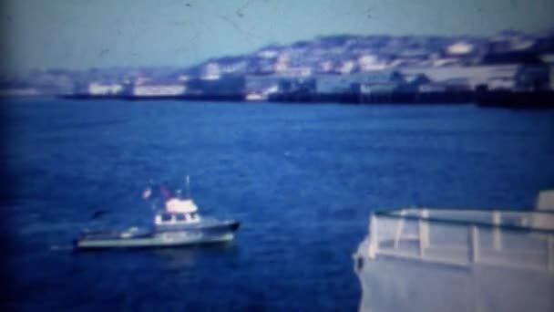 Patrouilles en bateau de police dans le port — Video