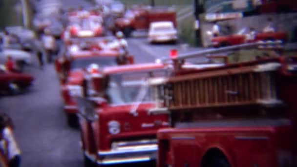 Desfile con viejos camiones de bomberos — Vídeo de stock