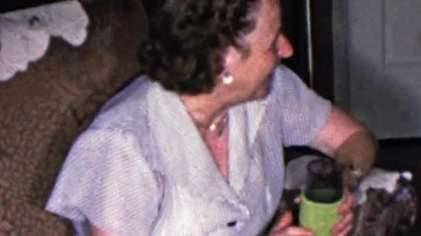 Бабуся п'яний сміється перевантажені з радістю — стокове відео