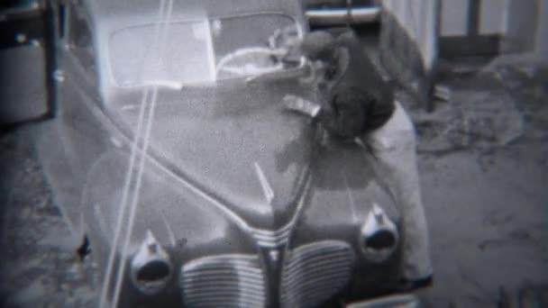 Człowiek mycie samochodu w garażu podjazd — Wideo stockowe