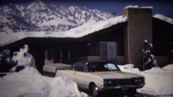 Car parked in snowy mountain house driveway — Stock Video