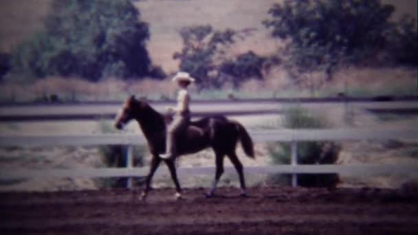 Vrouwelijk paard rider beoefenen controle — Stockvideo