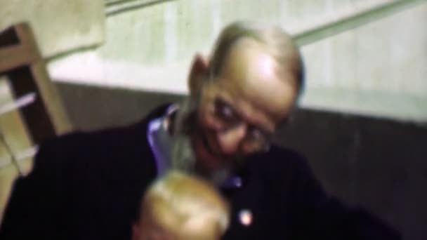 Bedstefar holder baby dreng – Stock-video