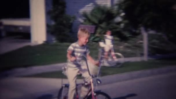 Ξανθιά παιδί ιππασία ποδήλατο — Αρχείο Βίντεο