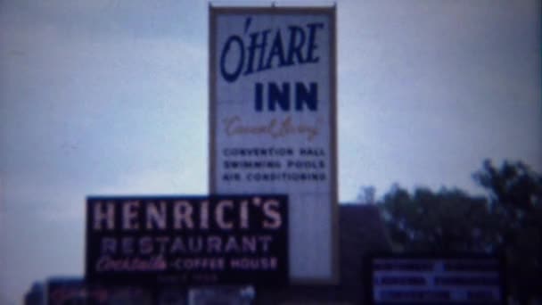 O'hare Inn casual living Henrici's restaurant signs — Stock Video