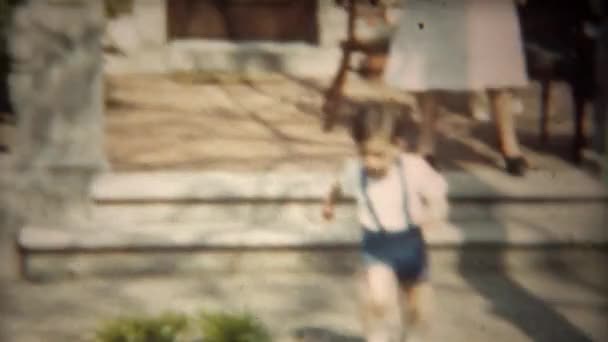 Bambino ragazzo correre da casa portico — Video Stock