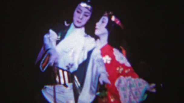 Japonské opery ukazuje bílá tvář geish s mužem — Stock video