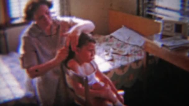 Mom brushing girls hair — Stock Video