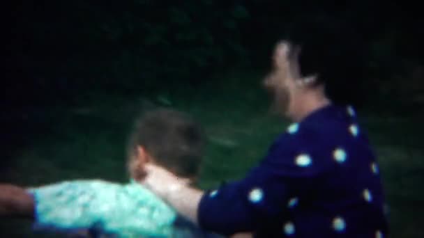 Mutter und Sohn ringen im Park — Stockvideo