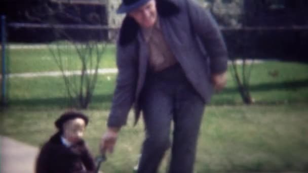 郊外の歩道でワゴンで少年を引っ張ってお父さん — ストック動画