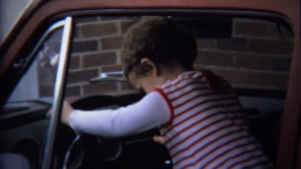 Niño practicando la conducción en coche — Vídeo de stock