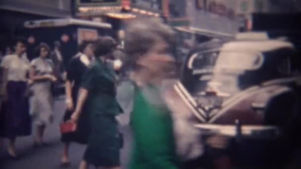 忙碌的人穿越市中心 — 图库视频影像