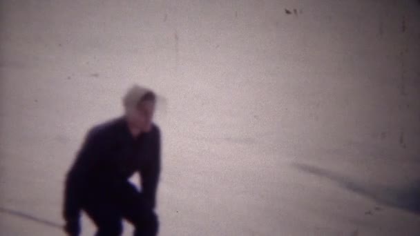 Mann fährt im Schnee Ski — Stockvideo