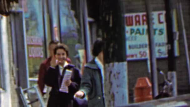 Οικογένεια στο παράθυρο κατάστημα αγορών και περπατήματος πεζοδρόμιο — Αρχείο Βίντεο