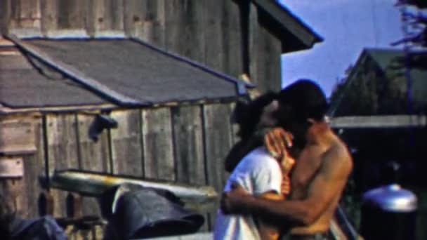 在农场拥抱和亲吻的恋人拥抱 — 图库视频影像
