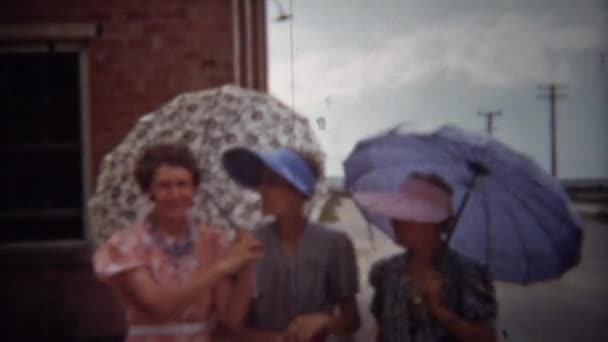 Mulheres com guarda-sóis e vestidos coloridos — Vídeo de Stock