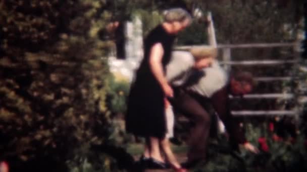 Gentleman flirt plukken in de tuin met vrouwen — Stockvideo