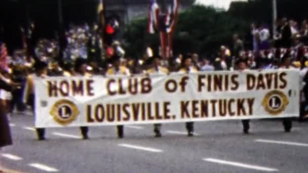 Hemmaklubb Finis Davis i Louisville parade mars — Stockvideo