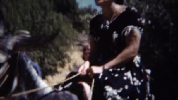 Γυναίκα ιππασία μουλάρι σε ξηρά βραχώδη πλαγιά — Αρχείο Βίντεο