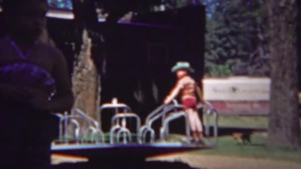 Niños en parque infantil carosel — Vídeo de stock