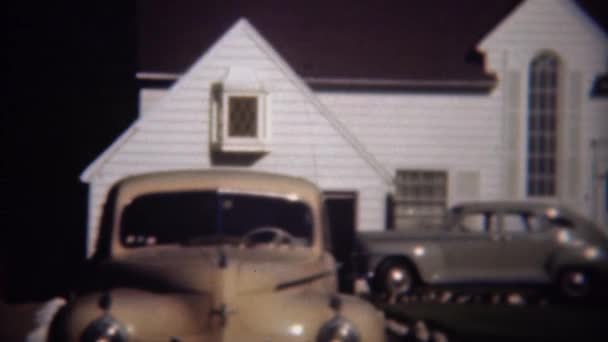 经典的汽车停放在花式家里 — 图库视频影像