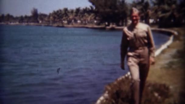 Soldat trébuche et salue sur la baie d'eau — Video