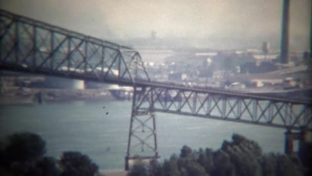City bridge crossing Willamette River — Stock Video