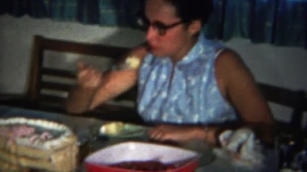 Mujer comiendo pastel pedazo — Vídeos de Stock