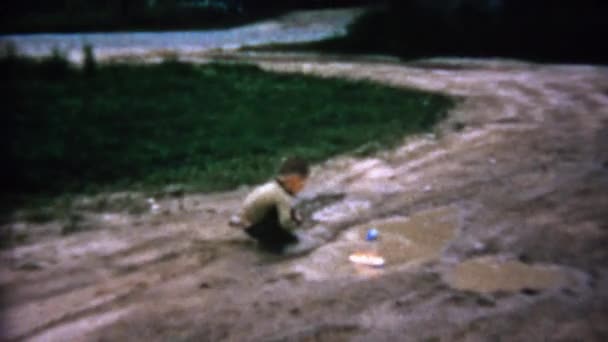Αγόρι που παίζει με το toy σκάφη σε λακκούβα — Αρχείο Βίντεο