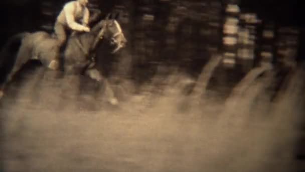 Hombres saltando sobre caballos sobre valla — Vídeos de Stock