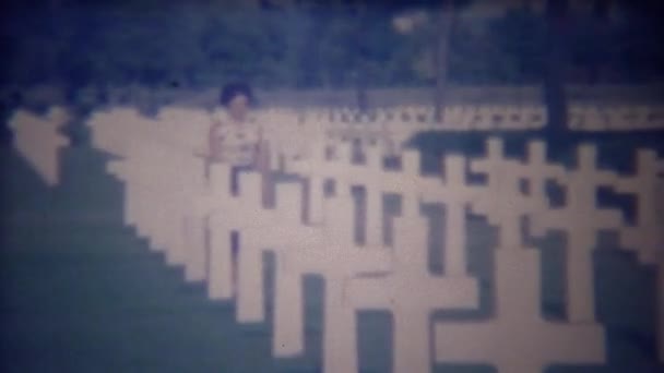 Mujer visita cementerio conmemorativo italiano-americano — Vídeos de Stock