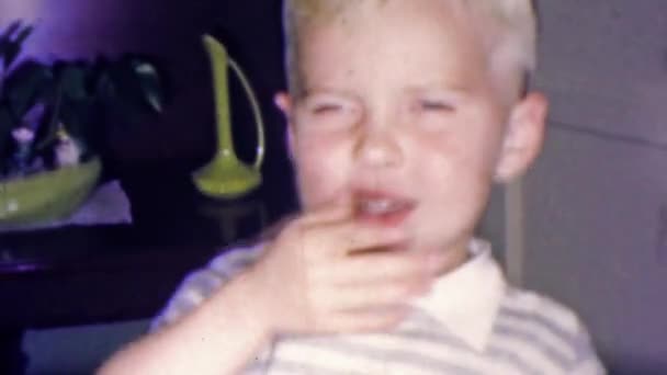 Jongen blaast kussen en golven cake kaarsen — Stockvideo
