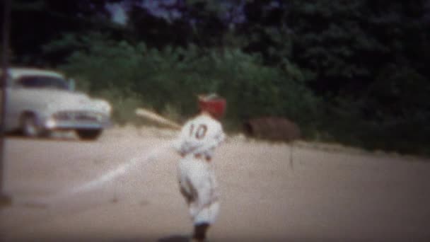 Jongen honkbal strikeout swingt op standplaatsen in vuil — Stockvideo