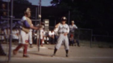 Beyzbol oyunu vuruş çocuk kötü sahaları alır