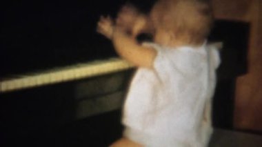 bebek piyano ve çalış anahtarları öğrenme