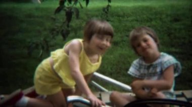 ikiz kızlar açık, gülümseyen