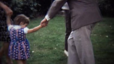 Aile çember oynamak eğlenceli atlama