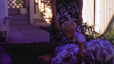 Anne bucking bronco çocuk sürme