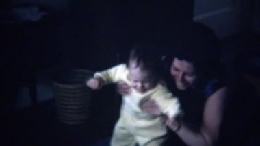 Bebek oyuncak iter, kaza düşer 