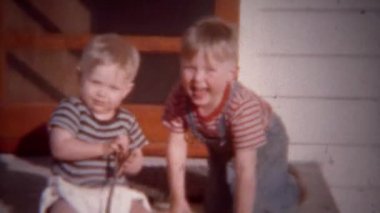 ev verandada oynarken yürümeye başlayan çocuk çocuklar