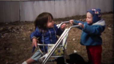 kardeş kardeş arka bahçe çevresinde Puset içinde basmak ister