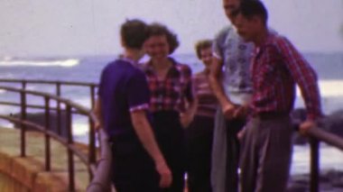 Gençler dışarı asılı pier oceanside paslı