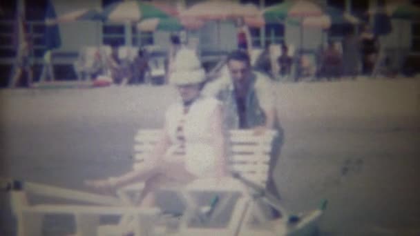 Άντρας πιέζοντας αναψυχής κυρία καθισμένη σε σκάφος — Αρχείο Βίντεο