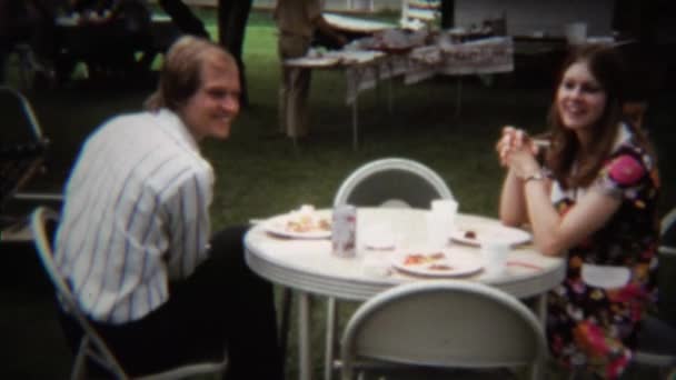 Vergadering wordt om buiten picknicktafel (echt) paar — Stockvideo