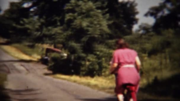 Vrouw fiets rijden op de landweg — Stockvideo