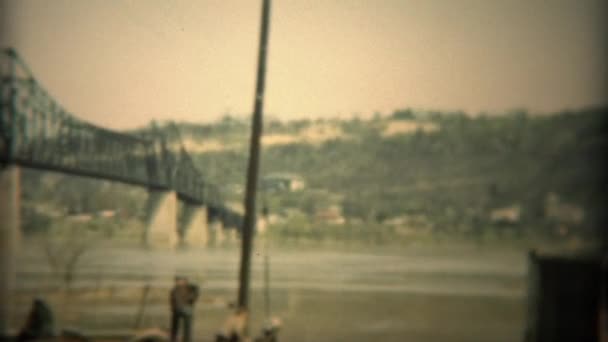 Άνδρες που κρέμεται κάτω από μια γέφυρα — Αρχείο Βίντεο