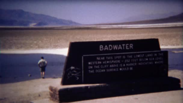 Člověk zkoumá jak špatné vody je na Badwater park